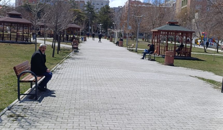 Van'da güneş yüzünü gösterdi: Vatandaşlar parklara akın etti