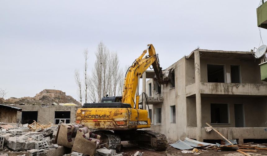 Van’da yol çalışmaları ve yapı yıkım çalışamaları sürüyor