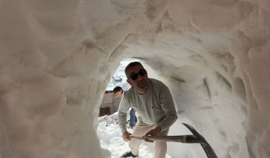 Bahçesaray’da kar tünellerinden “Yaşam Koridorları” oluşturuluyor