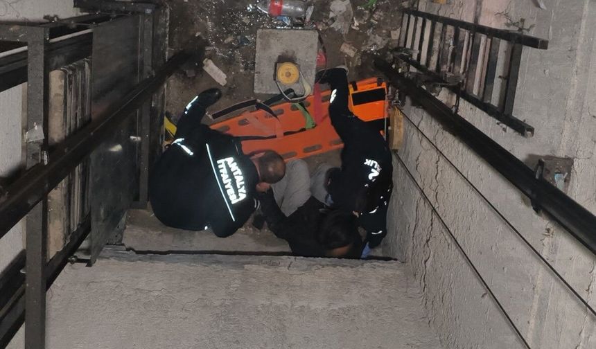 Arızalı asansörü kontrol etmek isterken boşluğa düştü