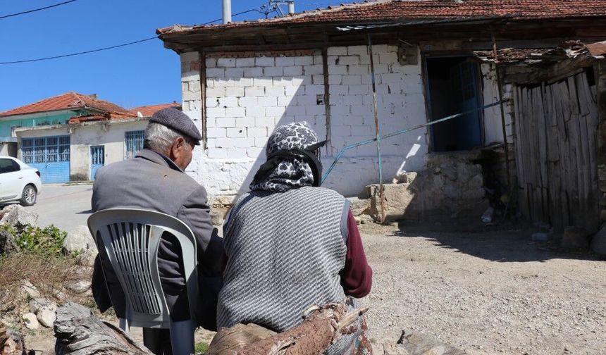 Deprem sonrası hüzünlü manzara: Evlerini dışarıdan izliyorlar