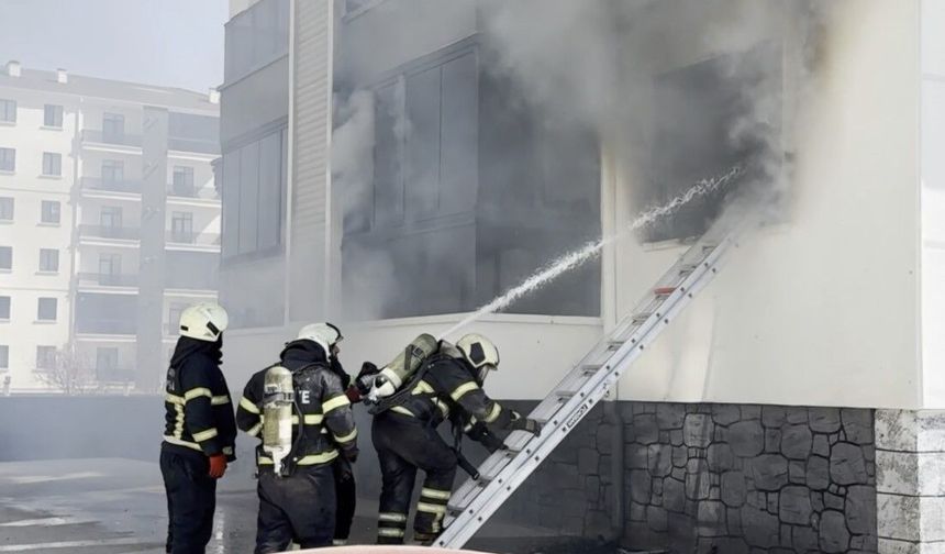 Şarj aleti yangına neden oldu: 16 kişi hastaneye kaldırıldı