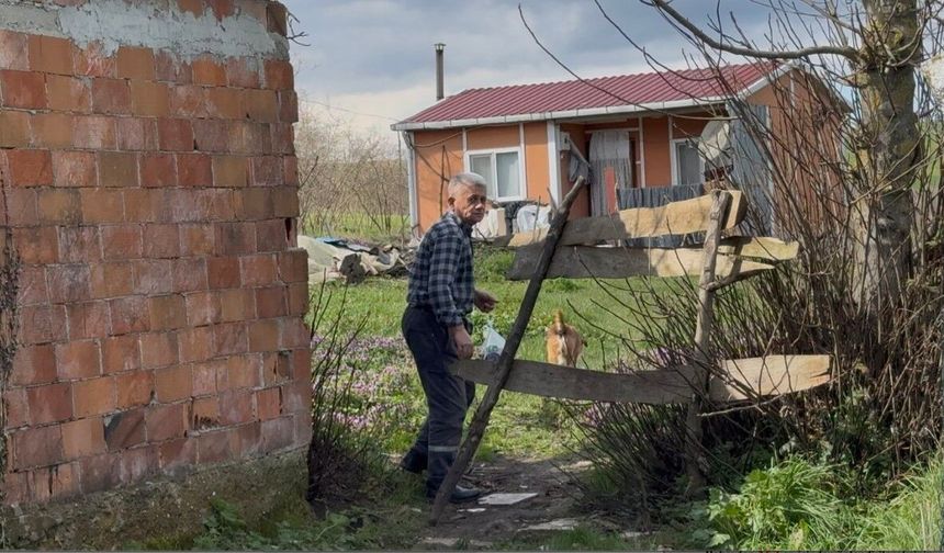 Ev var yol yok: 62 yaşındaki adam 10 yıldır tarladan yürüyor