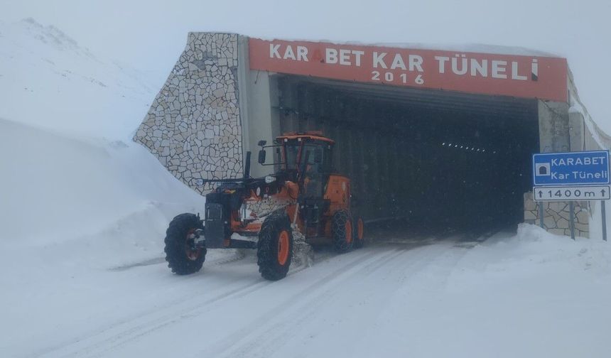 Karabet Geçidi beyaza gömüldü: Kar 3 metreyi aştı