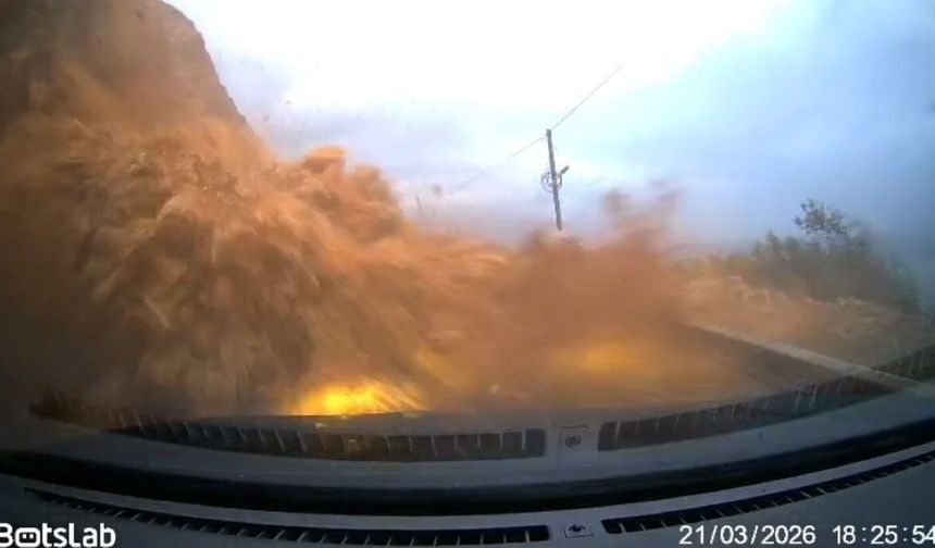 Mersin-Antalya yolu’nda heyelan anı kameraya yansıdı