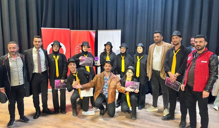 Gürpınar'ın Sanat Elçileri, "Sülün Osman Müzikali"yle Bölge Finallerine Adını Yazdırdı