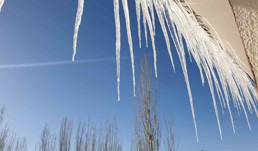 Başkale’de Bahar Beklerken Kar ve Soğuk Hava Etkili Oldu