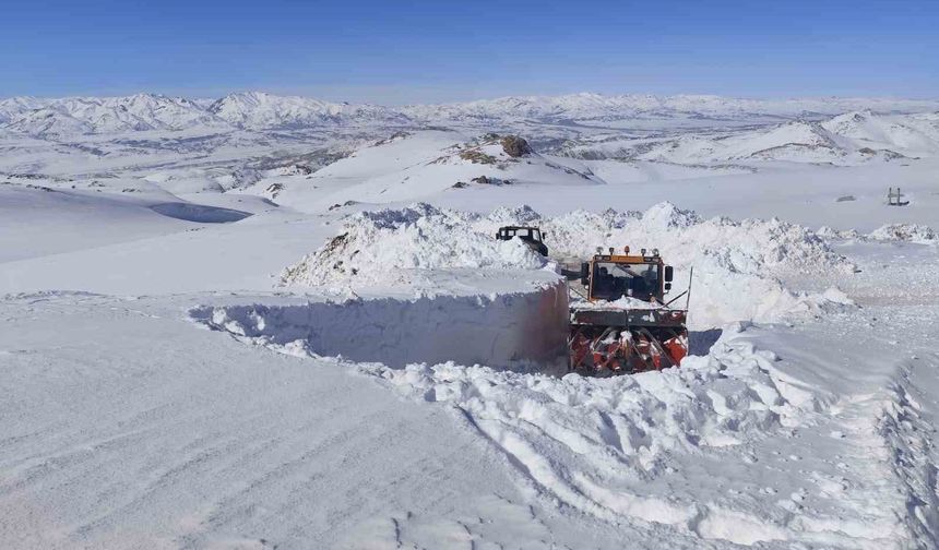 Başkale’de 3 Metreyi Aşan Kar Tünelleri Açılmaya Çalışılıyor