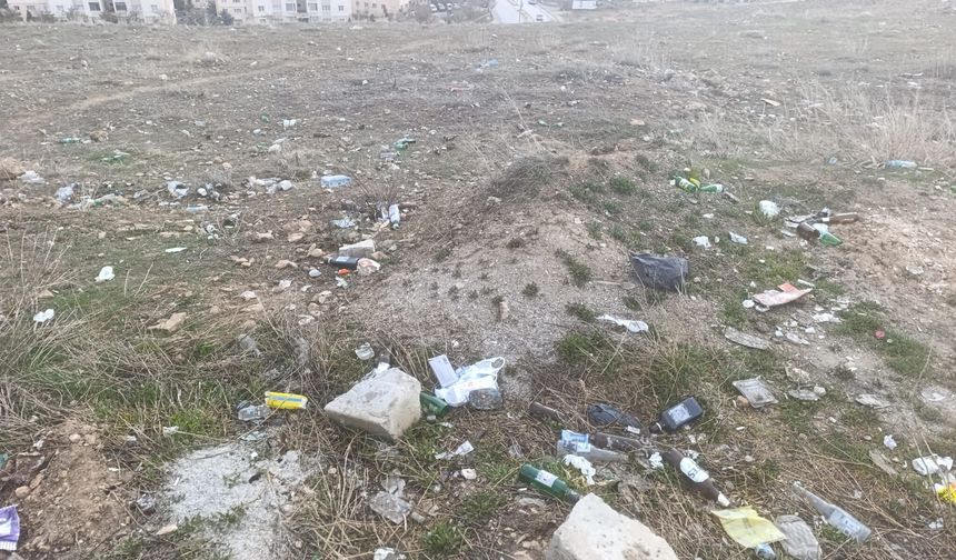 Edremit'te skandal görüntüler: Okul yolunda alkol şişeleri tepki çekiyor