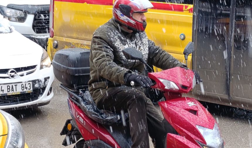 Van’da etkili olan kar yağışı hayatı olumsuz etkiledi