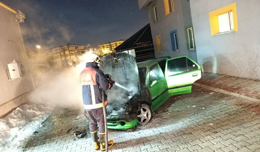 Gürpınar'da park halindeki otomobil yandı
