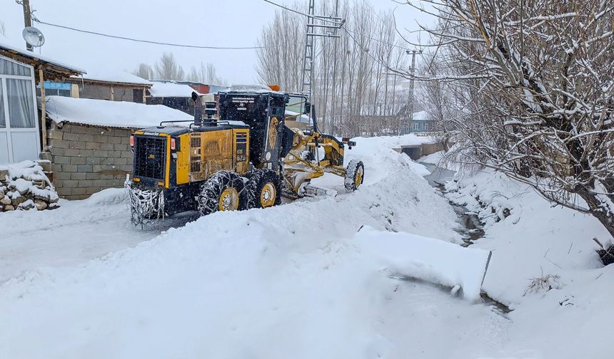 Van'da kar yağışı etkili oldu: Birçok mahalle yolu kapandı