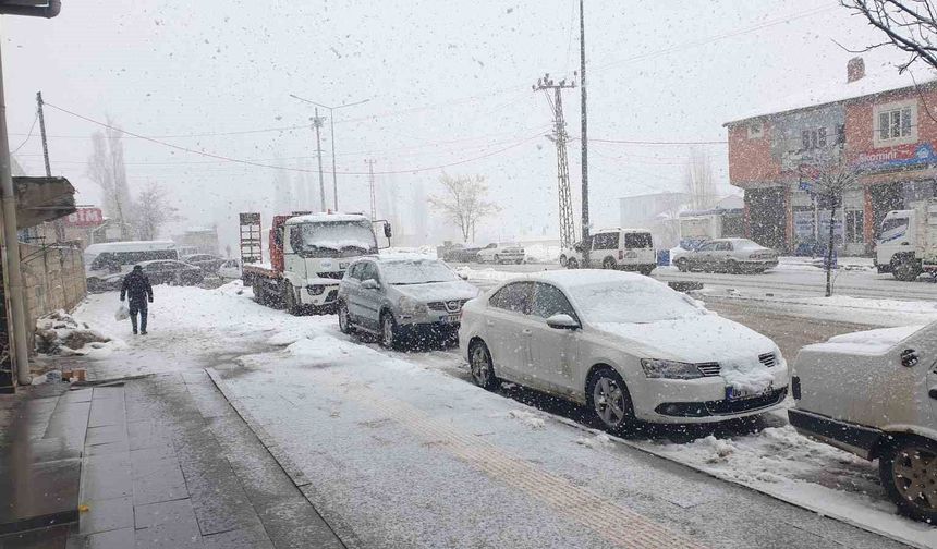 Başkale’de Kar Yağışı Hayatı Olumsuz Etkiledi