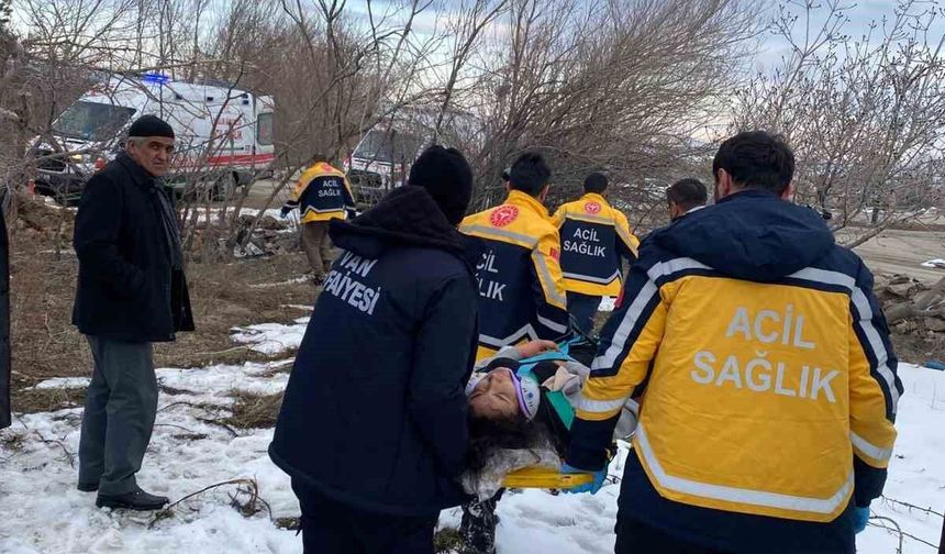 Van Edremit’te Kontrolden Çıkan Kamyonet Devrildi, 2 Kişi Yaralandı