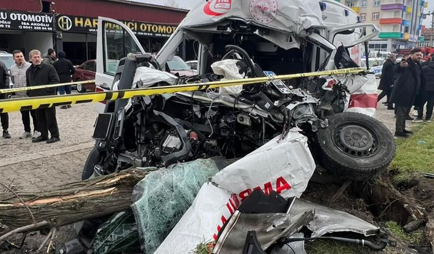 Feci kaza: Vakaya giden ambulans devrildi, 1 ölü 3 yaralı