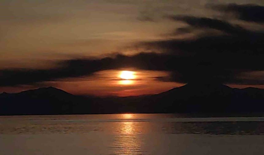 Doğu’nun İncisi Van’da Gökyüzü Renk Cümbüşüne Dönüştü