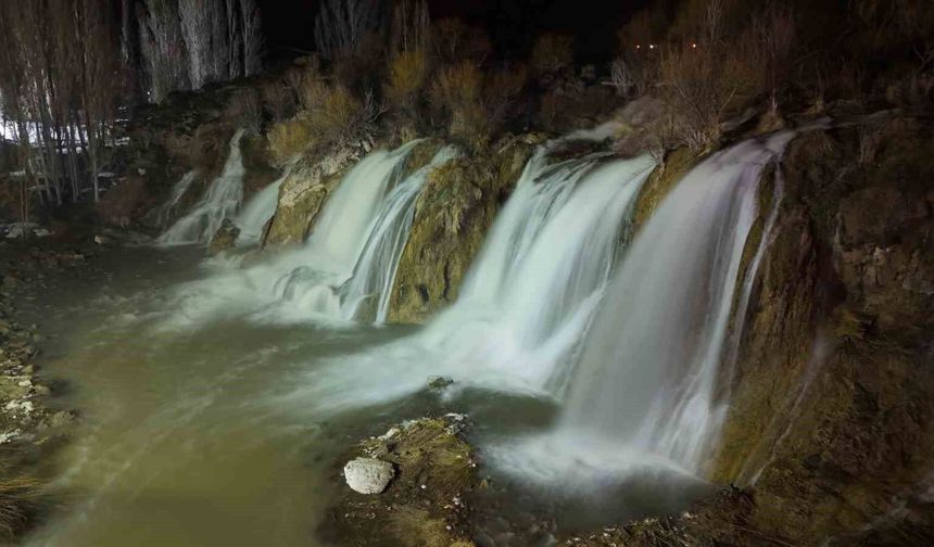 Muradiye Şelalesi Güzelliğiyle Büyülüyor
