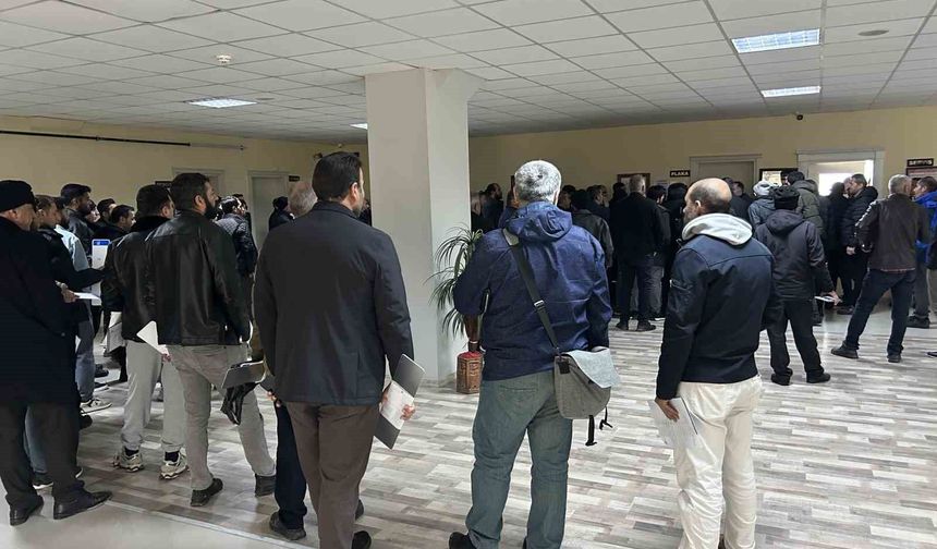 Van’da APP Plaka İçin Uzun Kuyruklar: Sürücüler Mağdur