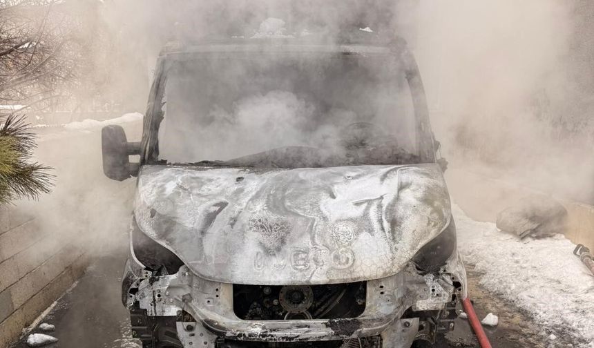 Tuşba'da park halindeki kamyonet yandı