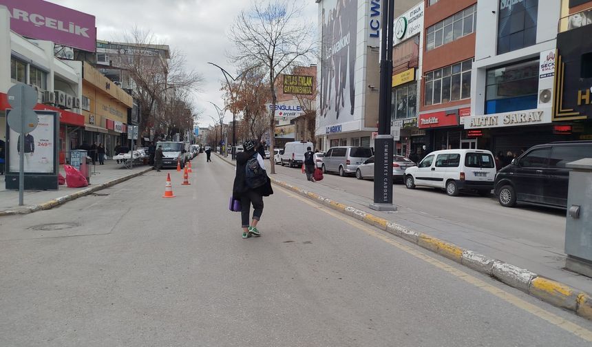 Van’da Alışveriş Yoğunluğu: En İşlek Cadde Trafiğe Kapatıldı