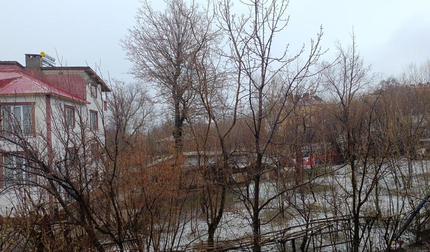 Van Gevaş’ta kar yağışı ilçeyi yeniden beyaza bürüdü.