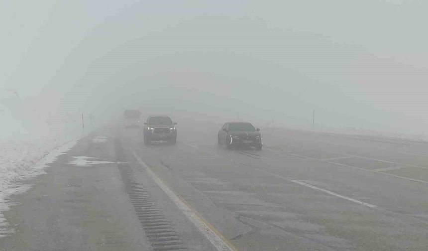 Van-Hakkari Karayolu'nda Sis ve Kar Yağışı Trafiği Zorlaştırdı