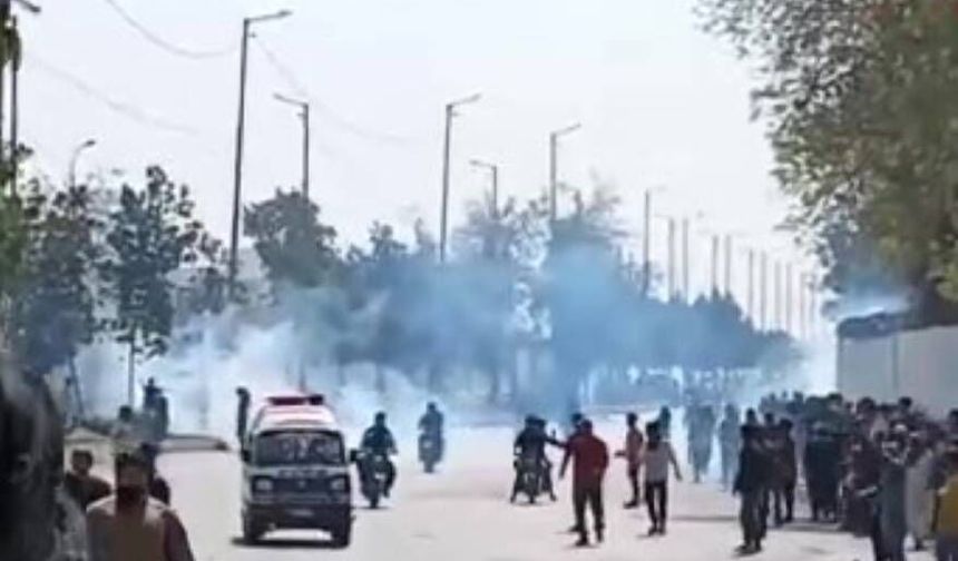 Pakistan'da ABD Büyükelçiliği önünde protesto: 8 ölü