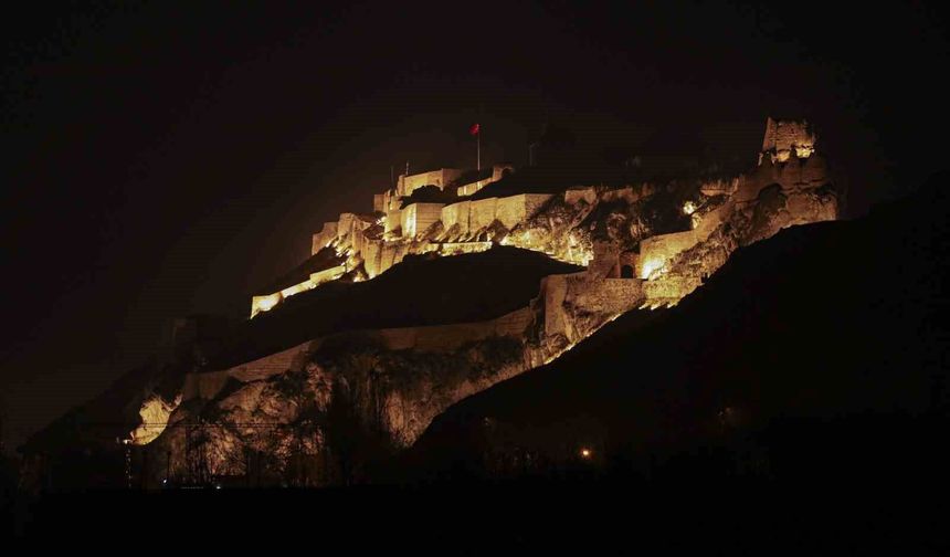 Gündüz Tarih, Gece Zarafet: Van Kalesi