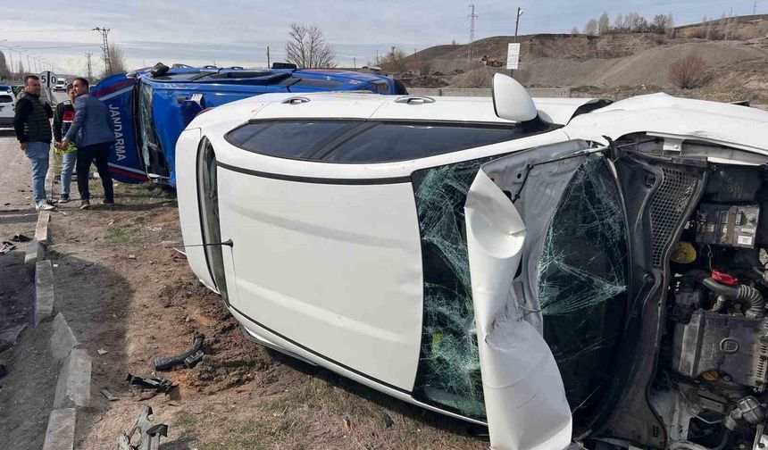 Van’da zincirleme kaza: 4’ü askeri personel 6 yaralı