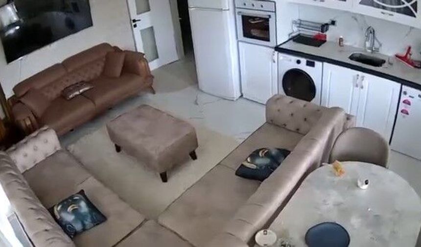 Van'da 5.2 şiddetindeki deprem kameralara yansıdı