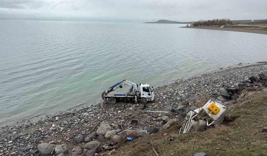 Van'da VASKİ Hizmet Aracı Kaza Yaptı:1 Yaralı