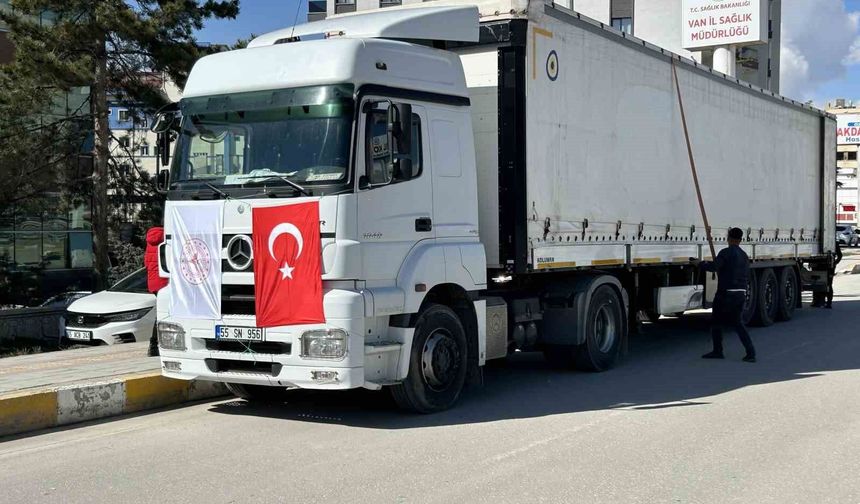 Van’dan İran’a insani yardım: 3 tır yola çıktı