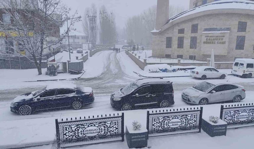 Çaldıran’da kar sürprizi: Kış yeniden geldi