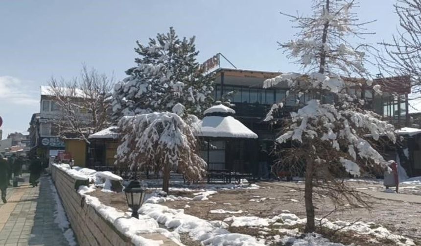 Özalp’ta nisan sürprizi: Kar yağışı