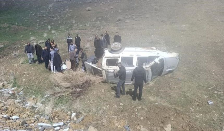 Van’da kaza: Kamyonet şarampole yuvarlandı