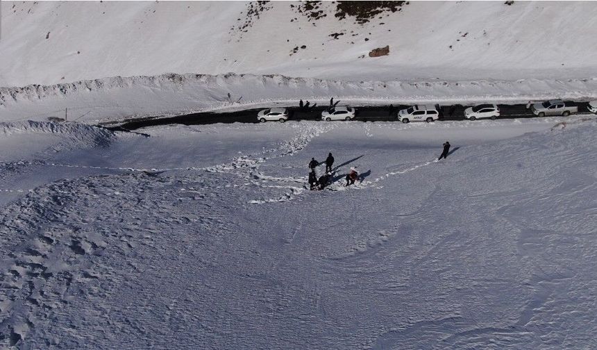 AFAD’dan Bahçesaray yolunda çığ incelemesi