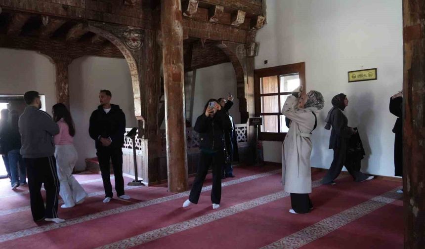 UNESCO listesinde yer alan Çivisiz Cami öğrencileri büyüledi