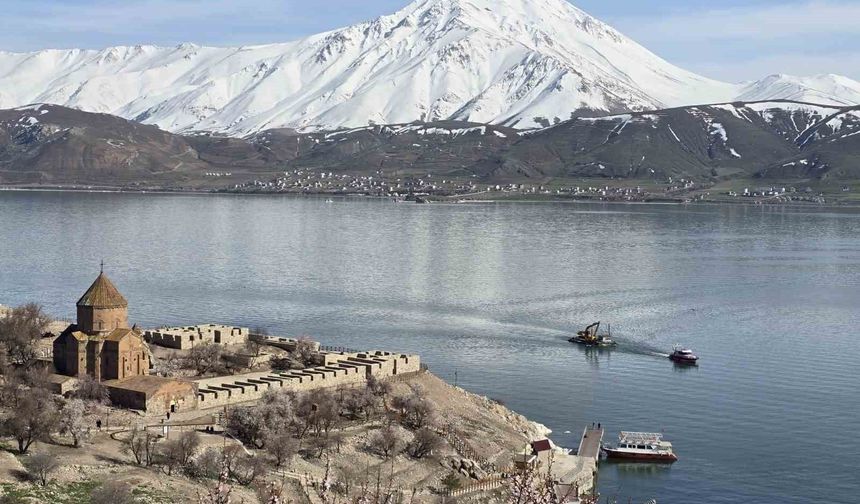 Akdamar Adası'ndaki iskele yenileniyor