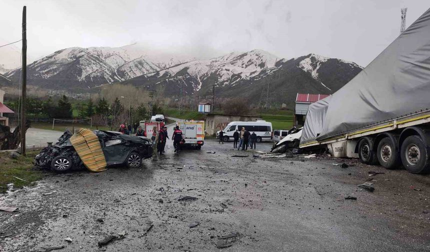 Van-Tatvan karayolunda feci kaza: 2 ölü, 1 yaralı
