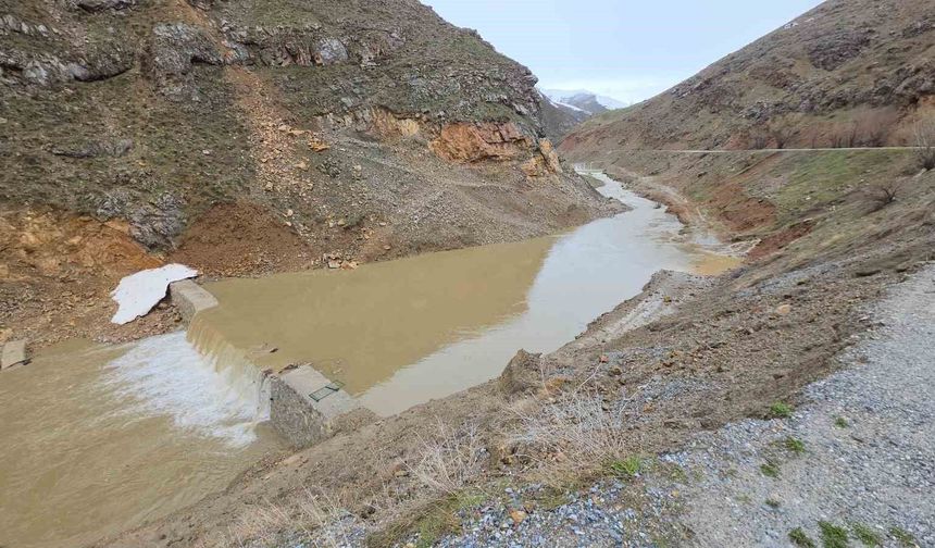 Bahçesaray’da Taşkın Tehlikesi: Çatbayır Deresi’nde Su Seviyesi Yükseldi