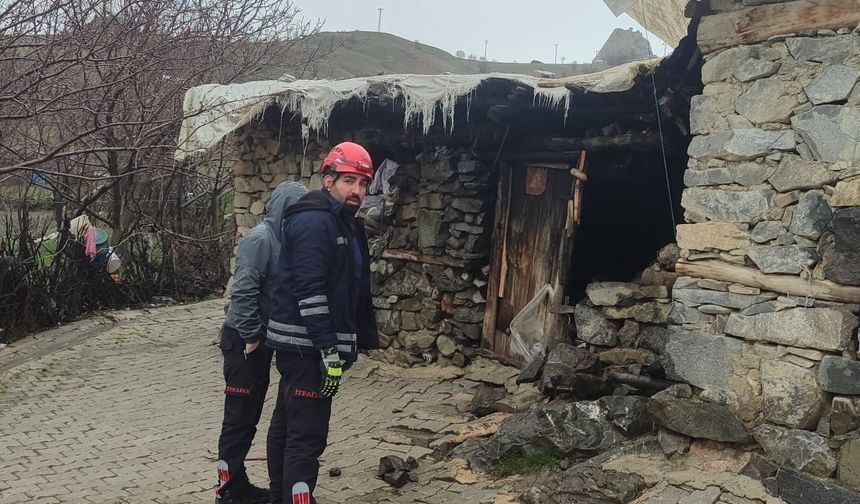 Van’da kümes ve tandır olarak kullanılan yapı çöktü