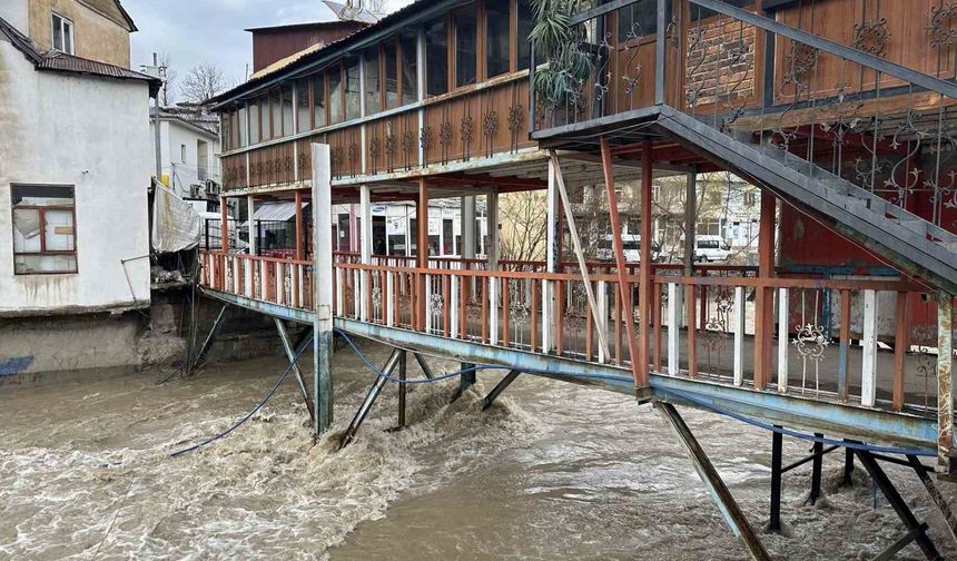 Çatak’ta aşırı yağış nedeniyle köprü ve üstündeki kafe tedbiren kapatıldı