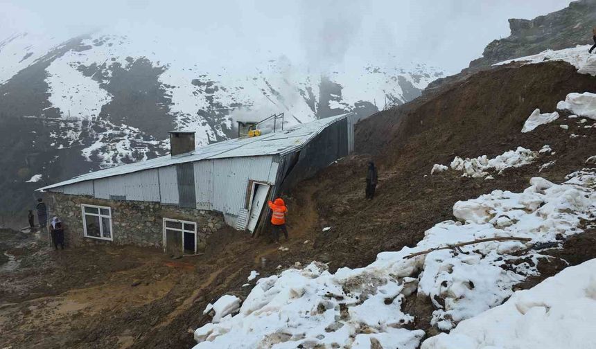 Bahçesaray’da heyelan bir eve zarar verdi