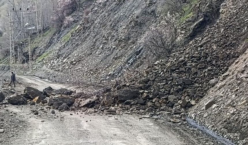 Bahçesaray’da Heyelan Paniği: Mahalle Yolu Kapanıp Yeniden Ulaşıma Açıldı