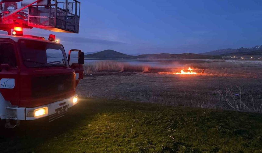 Van’da Sazlık Yangınları Korkuttu: İki Ayrı Noktada Alevlerle Mücadele