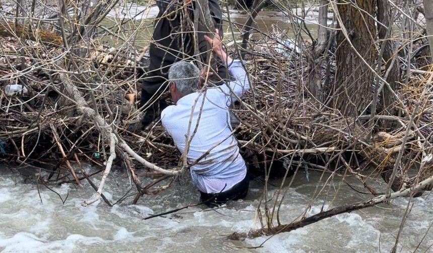 Şemdinli’de dereye düşen çocuk için çalışma başlatıldı