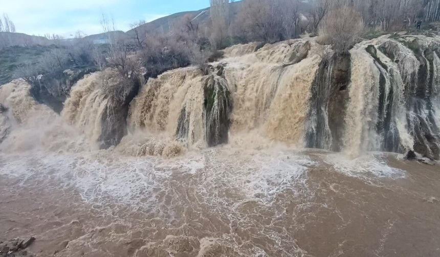 Muradiye Şelalesi’nde bahar coşkusu: Debi gözle görülür şekilde arttı
