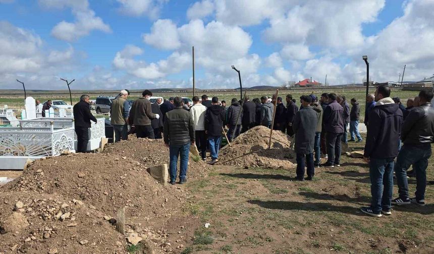 Van’da köpeklerin saldırısında hayatını kaybeden çocuk defnedildi