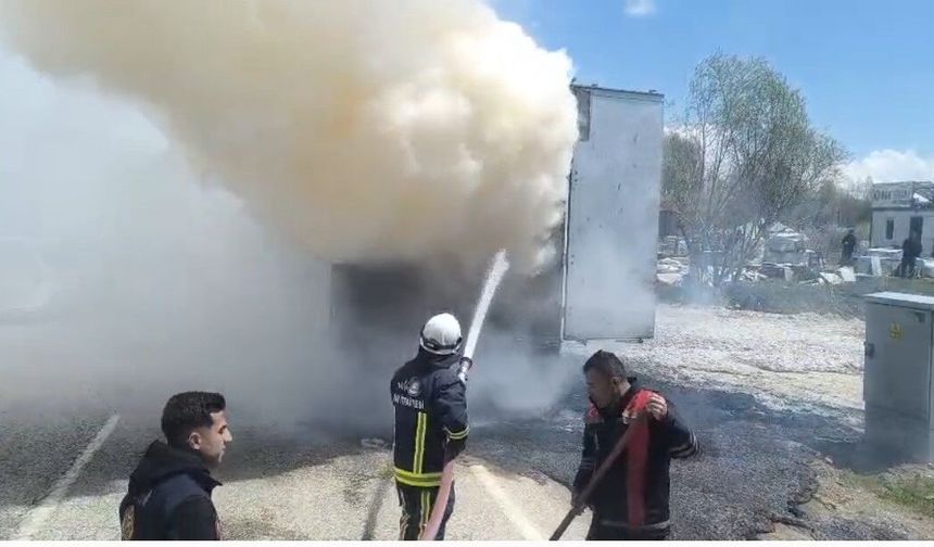 Van’da seyir halindeki tır alev aldı