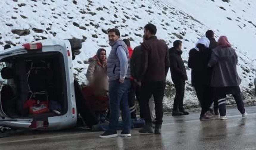 Van'da kaygan yol kazaya sebep oldu: 1 yaralı